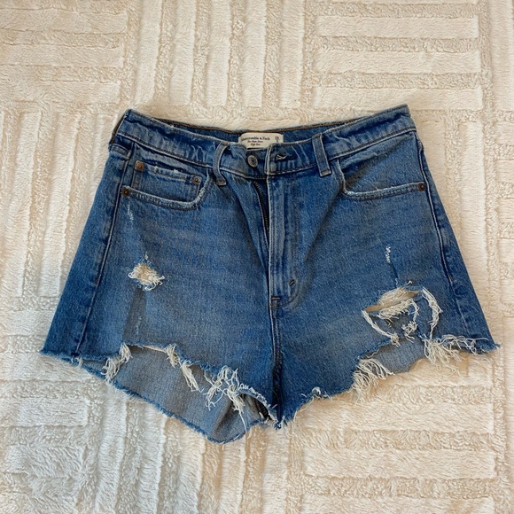 Abercrombie & Fitch Pants - Abercrombie high rise mom short 
Size: 28/6